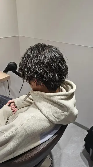 パーマ メンズ 縮毛矯正をしている人 のためのカラーのヘアスタイル
