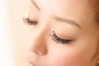 マツエク・マツパ レイヤーカット✖️ 柔らかベージュカラーのヘアスタイル