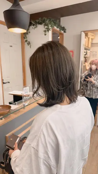 ミディアム カラー パーマ ヘアアレンジ メンズ キッズ ネイル マツエク・マツパ アイブロウ レイヤーカット／顔周 りカット/縮毛矯正のヘアスタイル