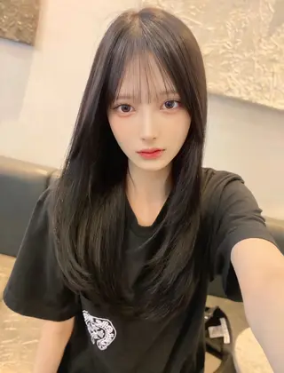 ロング カラー レイヤーカット 透明感カラーのヘアスタイル