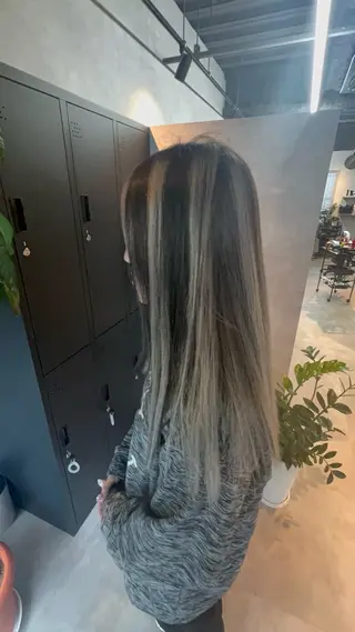 ロング motoトップカラー リスト/ブリーチカラのヘアスタイル
