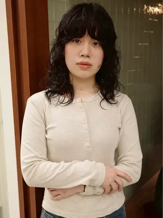 ミディアム パーマ (h)wim ウィムのヘアスタイル