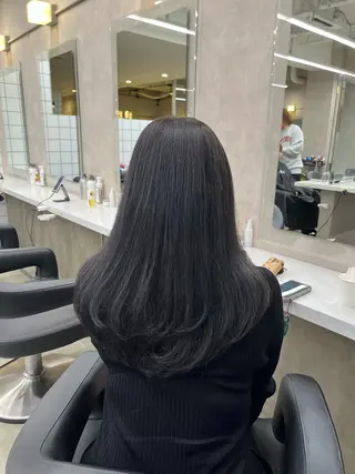 ロング 寒色/ベージュヘア ブリーチありMiOのヘアスタイル