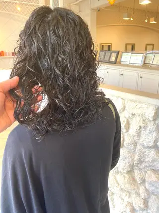 ミディアム パーマ 饒平名 知也のヘアスタイル