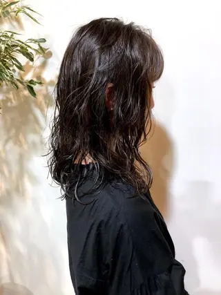 ミディアム パーマ MIOベージュカラー 柔らかいカラーのヘアスタイル