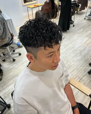 ショート パーマ メンズ 嵯峨 大地／パーマ／ ハード系／特殊系のヘアスタイル