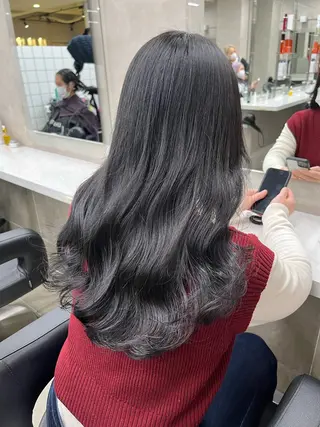 ロング 寒色/ベージュヘア ブリーチありMiOのヘアスタイル