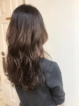 ロング カラー MIOベージュカラー 柔らかいカラーのヘアスタイル