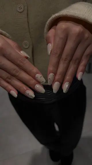 ネイル 𝑟𝑖𝑠𝑎 🕯‎🤍のネイルデザイン