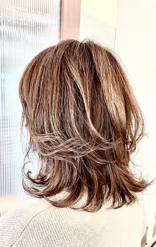 ミディアム 鈴木 千恵子のヘアスタイル