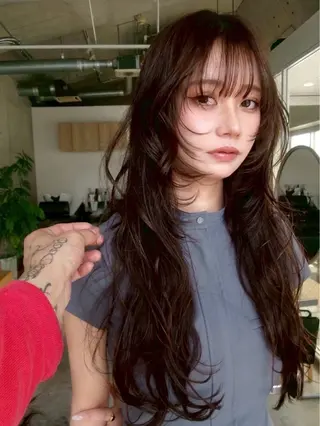 ロング パーマ 🧸ミルクティー／ 顔周りレイヤー/ミクのヘアスタイル