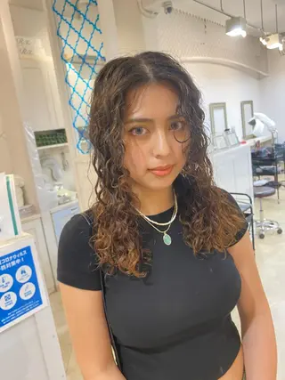 セミロング パーマ 饒平名 知也のヘアスタイル