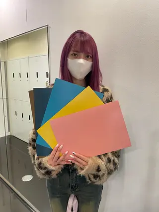 ミディアム カラー ハイトーン/レイヤー 似合わせ・ユキノのヘアスタイル