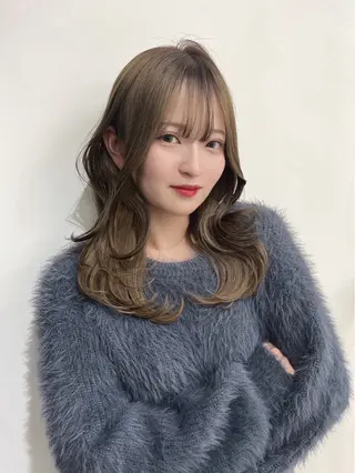 ミディアム カラー 里見 愛梨のヘアスタイル