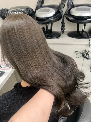 ロング 寒色/ベージュヘア ブリーチありMiOのヘアスタイル