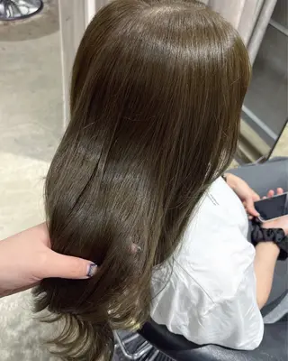 カラー hinaru ．のヘアスタイル