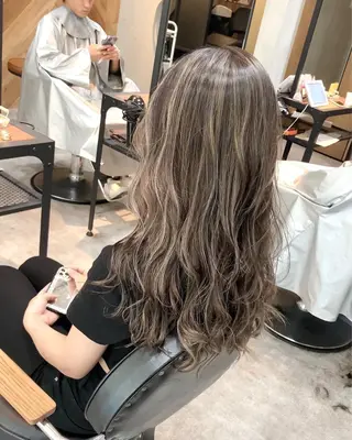 セミロング カラー リサ tonieのヘアスタイル