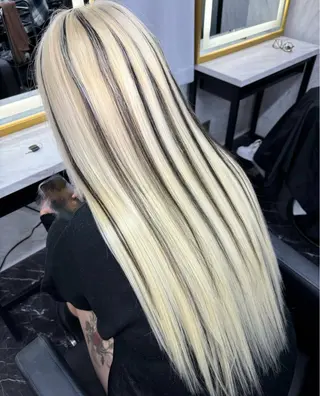 ロング Assistant MOEのヘアスタイル