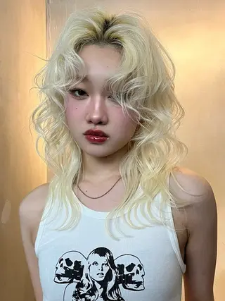 セミロング カラー イツク ⚡️ ルーツ/ハイトーンのヘアスタイル