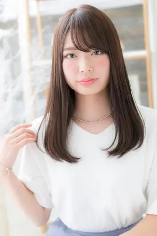 セミロング カラー パーマ 出川 宙☘️のヘアスタイル