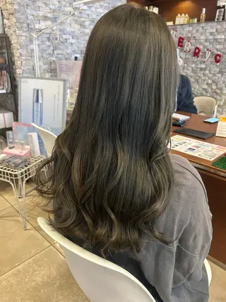 ロング カラー 丸山 莉世のヘアスタイル