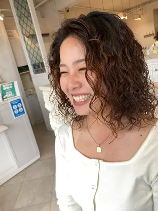 ミディアム パーマ 饒平名 知也のヘアスタイル
