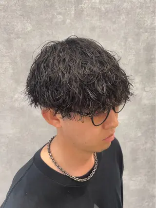 ミディアム パーマ メンズ 港南台短髪特化 フェザーパーマのヘアスタイル