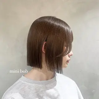 ミディアム 切りっぱなしボブ/ 艶カラー/綾莉のヘアスタイル