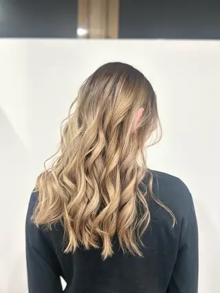 ロング カラー ヘアアレンジ 🤍 minaのヘアスタイル
