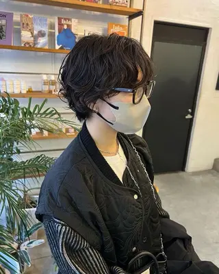 ショート パーマ サキ🤍ハイトーン 🩰くびれ巻きヘアのヘアスタイル
