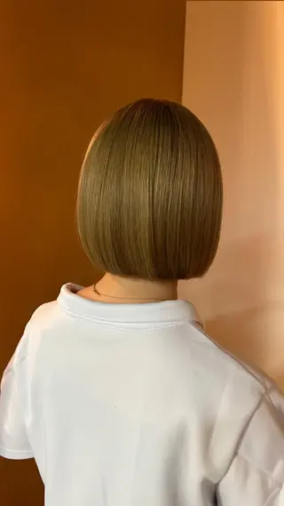 ショート AOI 　ヘアカラ ー / ブリーチのヘアスタイル