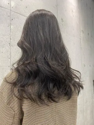 ロング カラー オリーブ/アッシュ やわらか透明感カラーのヘアスタイル