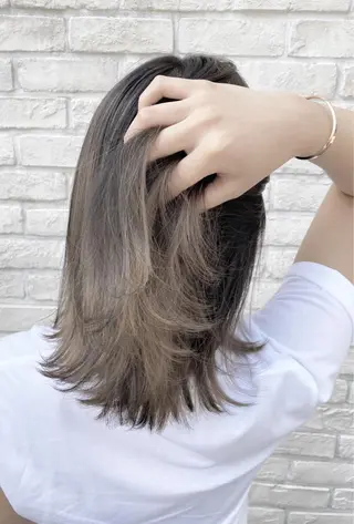 カラー あやかショート 白髪ぼかしのヘアスタイル
