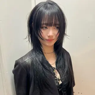セミロング ハッシュ・ウルフ🐺 小顔レイヤー松山直史のヘアスタイル