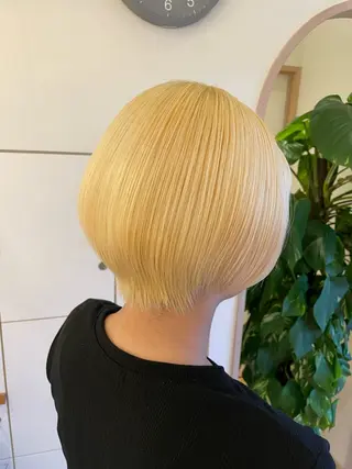 ショート カラー ブリーチ👩🦳/ ✂︎MANAMIのヘアスタイル