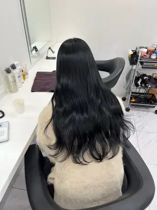 ロング 寒色/ベージュヘア ブリーチありMiOのヘアスタイル