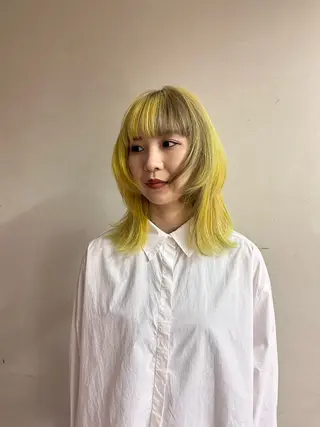 ミディアム モモコ/ブリーチ/ ミルクティカラーのヘアスタイル