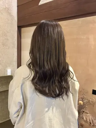 ロング カラー 岩瀬 瑠璃子のヘアスタイル