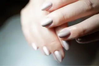 ミディアム 𝐴𝑁𝑈𝐸 トラブル爪育成専門のネイルデザイン