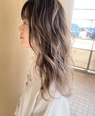 ロング カラー 佐々木  まゆかのヘアスタイル