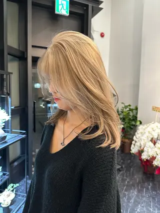 ミディアム レイヤーカット 透明感カラーのヘアスタイル