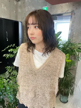 セミロング MIFA レイヤー／パーマのヘアスタイル