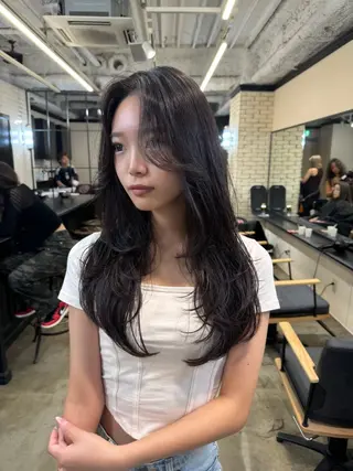 ロング カラー 🌟小顔レイヤー× 赤み消し透明感カラーのヘアスタイル
