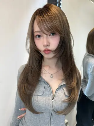 ロング カラー レイヤーカット 透明感カラーのヘアスタイル