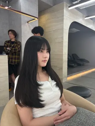 ロング 髪質改善|透明 感カラー🩵レイヤーのヘアスタイル
