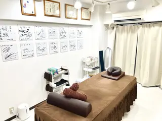 美容鍼×小顔×猫背× ブライダル 大阪梅田のエステ・リラクイメージ