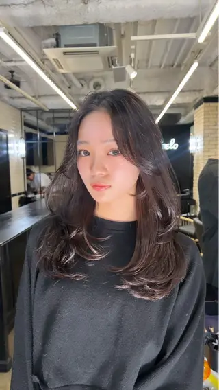 セミロング カラー 🌟小顔レイヤー× 赤み消し透明感カラーのヘアスタイル