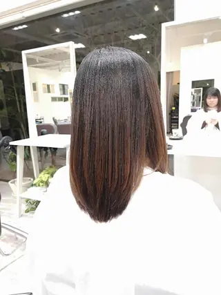 セミロング 酸性ストレート／カラ ー/山下高明のヘアスタイル