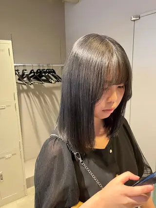 セミロング 寒色/ベージュヘア ブリーチありMiOのヘアスタイル
