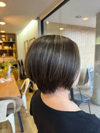 ショート カラー ツキダテ ユイのヘアスタイル